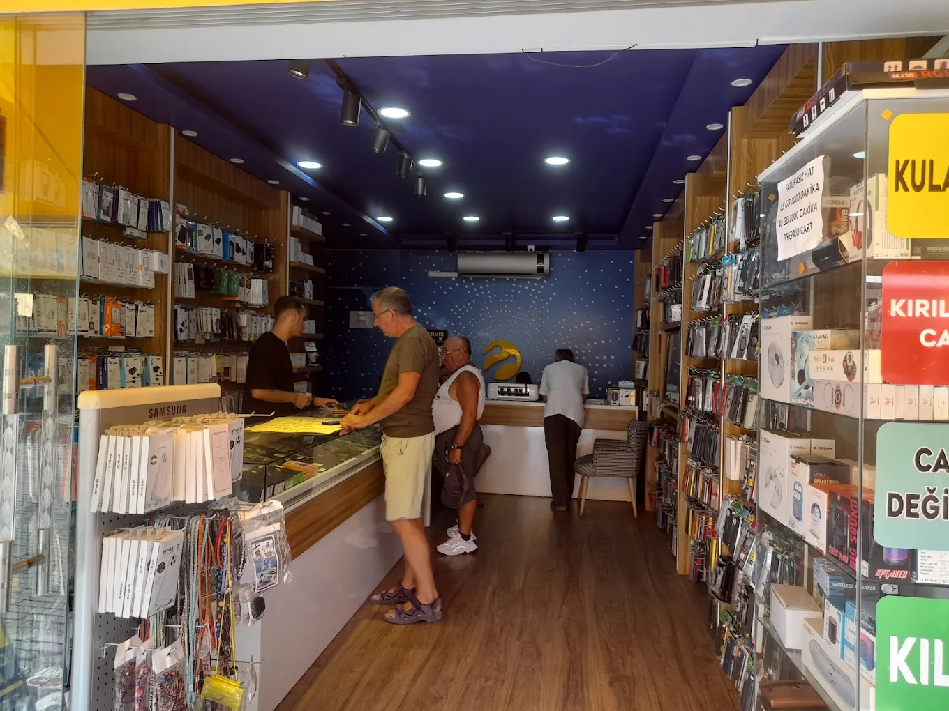 Ekol Cadde mağazasında müşteriler ve aksesuar rafları